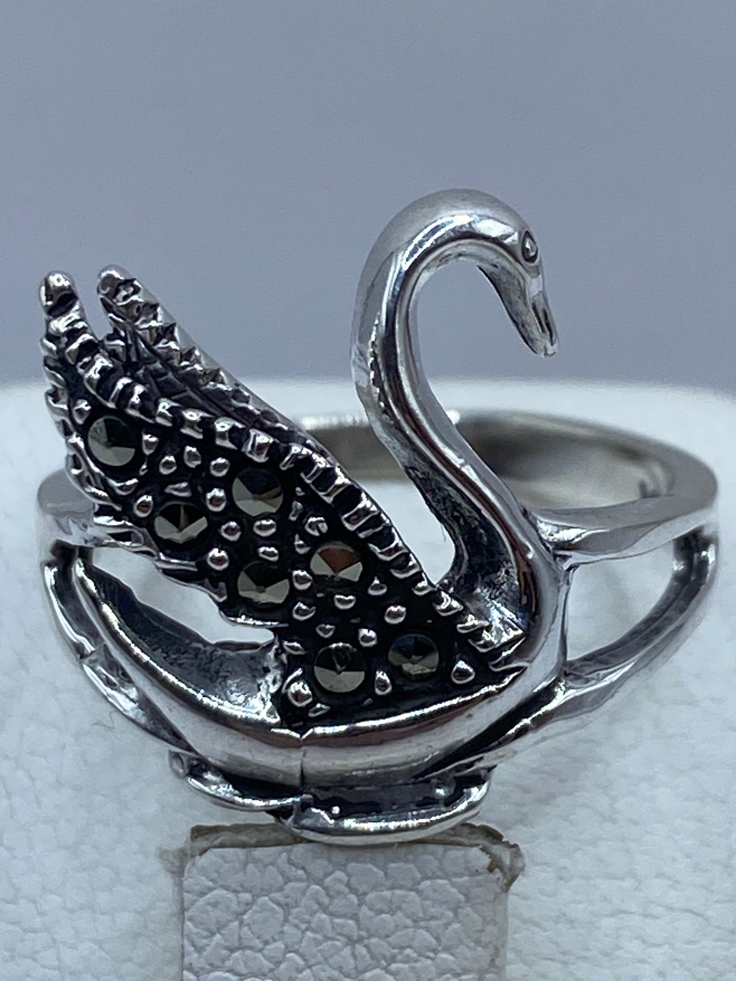 Vista lateral del anillo cisne en plata fina de Taxco