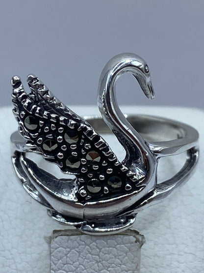 Vista lateral del anillo cisne en plata fina de Taxco