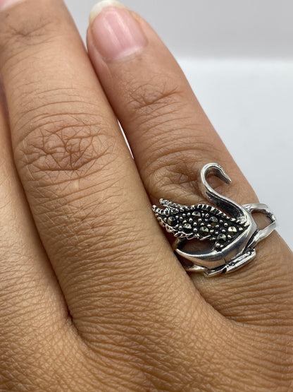 Detalle de incrustaciones y acabado textil del anillo cisne, sello .925