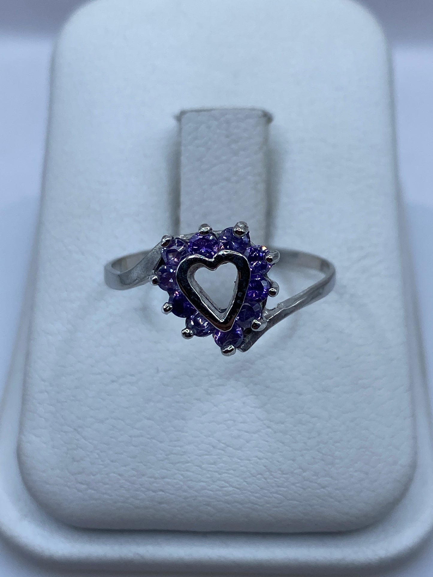 Anillo de plata .925 solitario con circonia morada brillante
