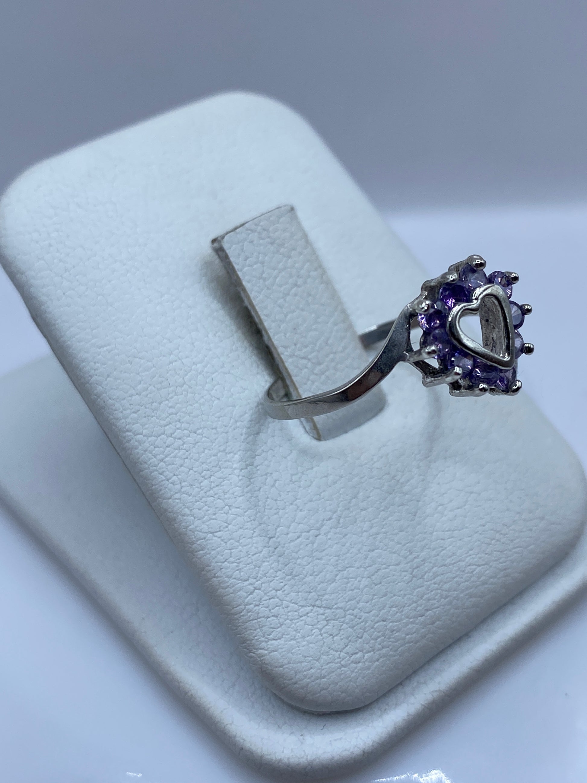 Vista frontal del anillo minimalista con piedra morada engastada en Taxco
