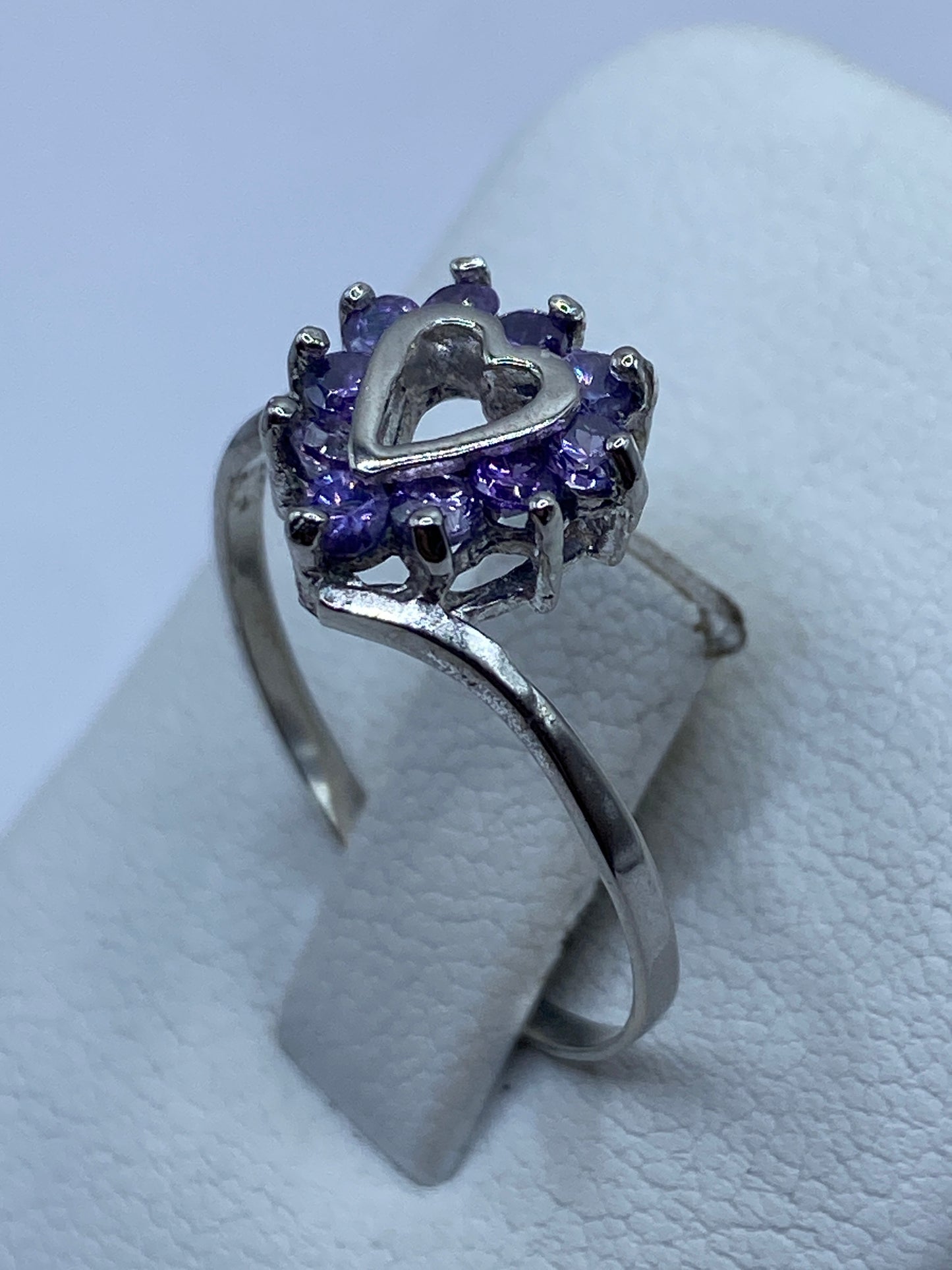 Detalle lateral del anillo solitario en plata de Taxco mostrando la circonia