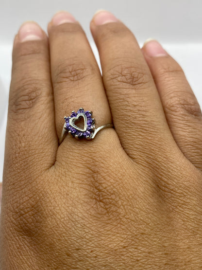 Anillo en dedo mostrando el sello .925 y brillo de la circonia morada
