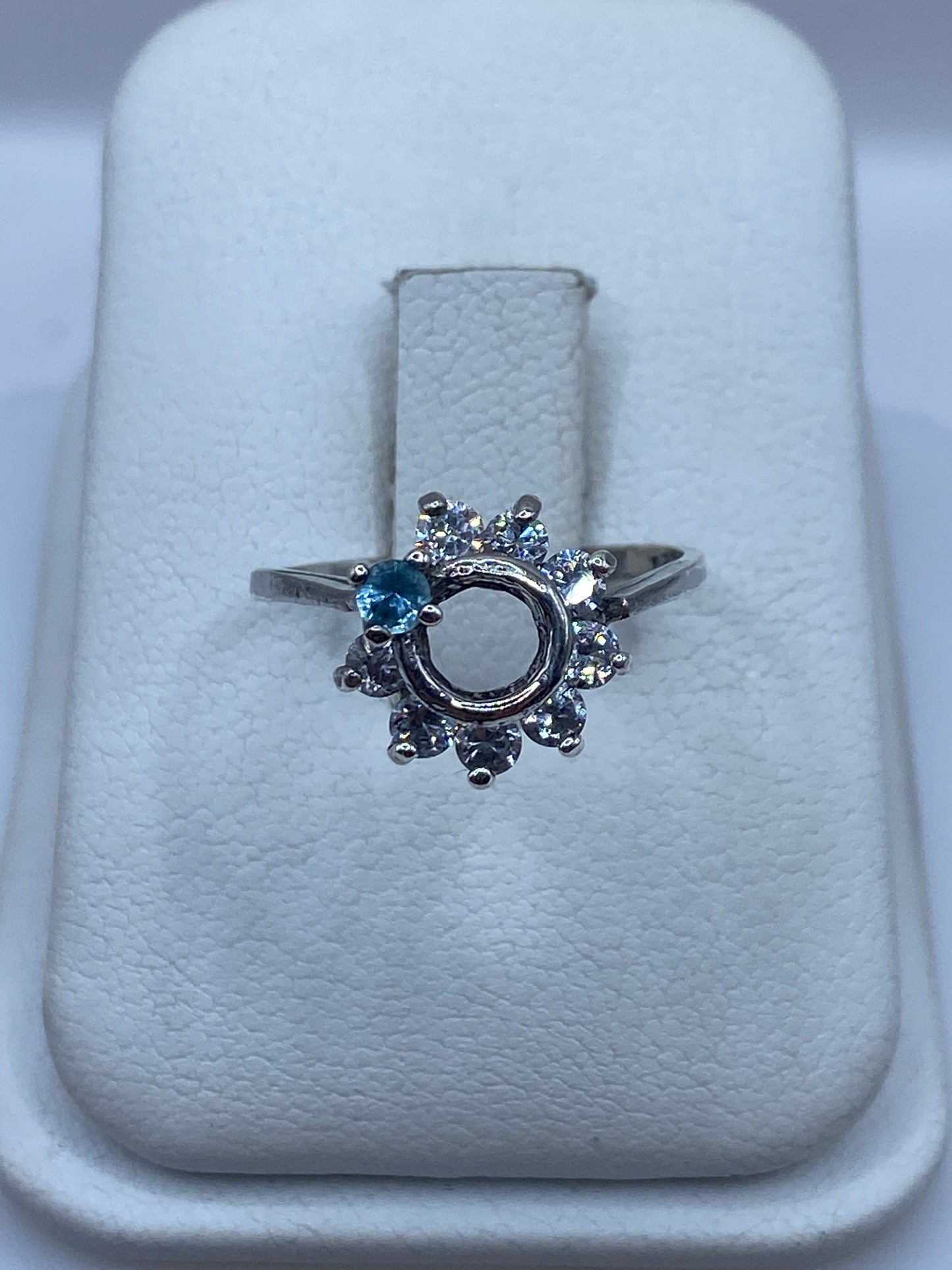 Anillo de plata solitario con circonia blanca en estuche de presentación