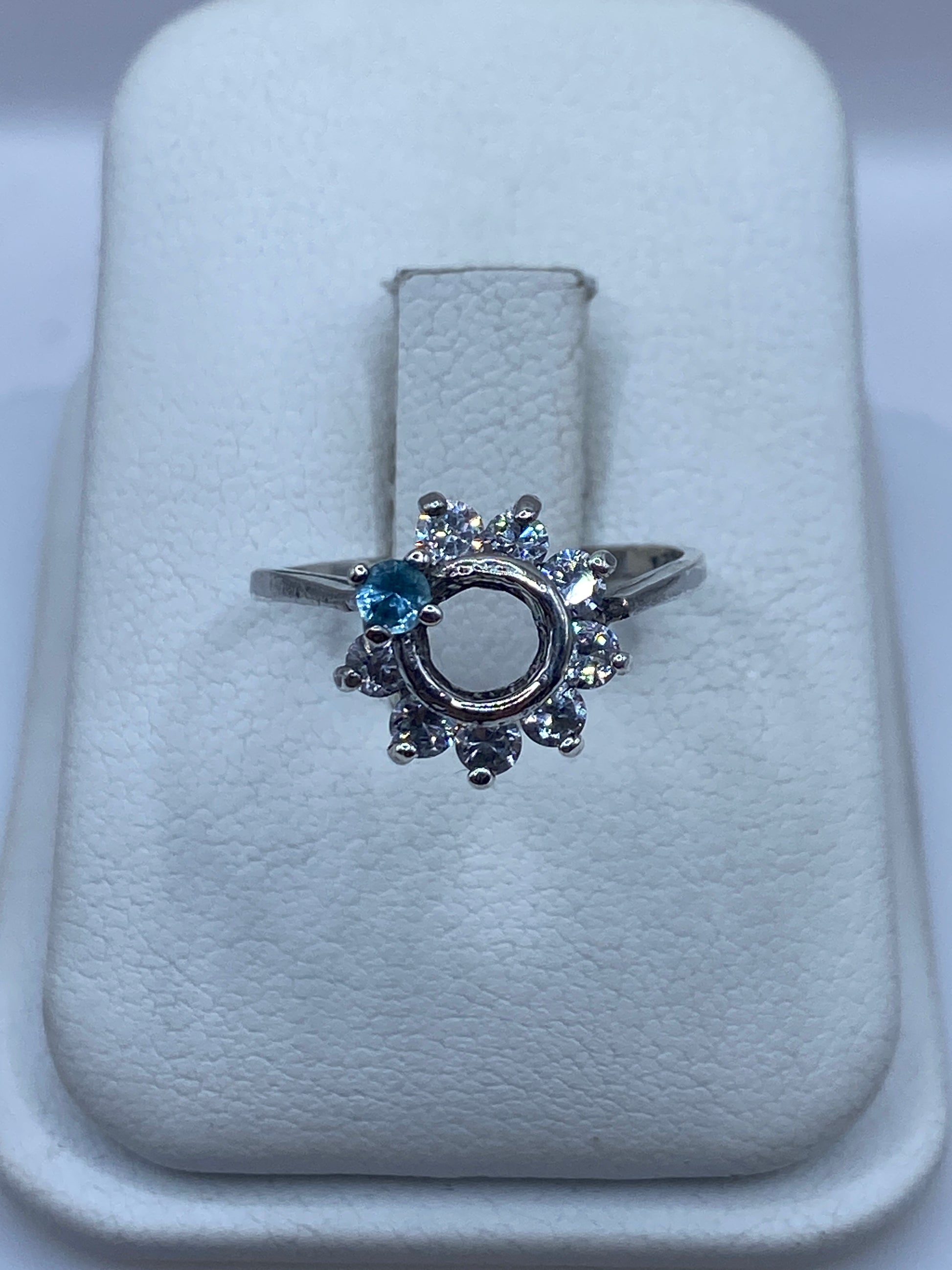 Anillo de plata solitario con circonia blanca en estuche de presentación