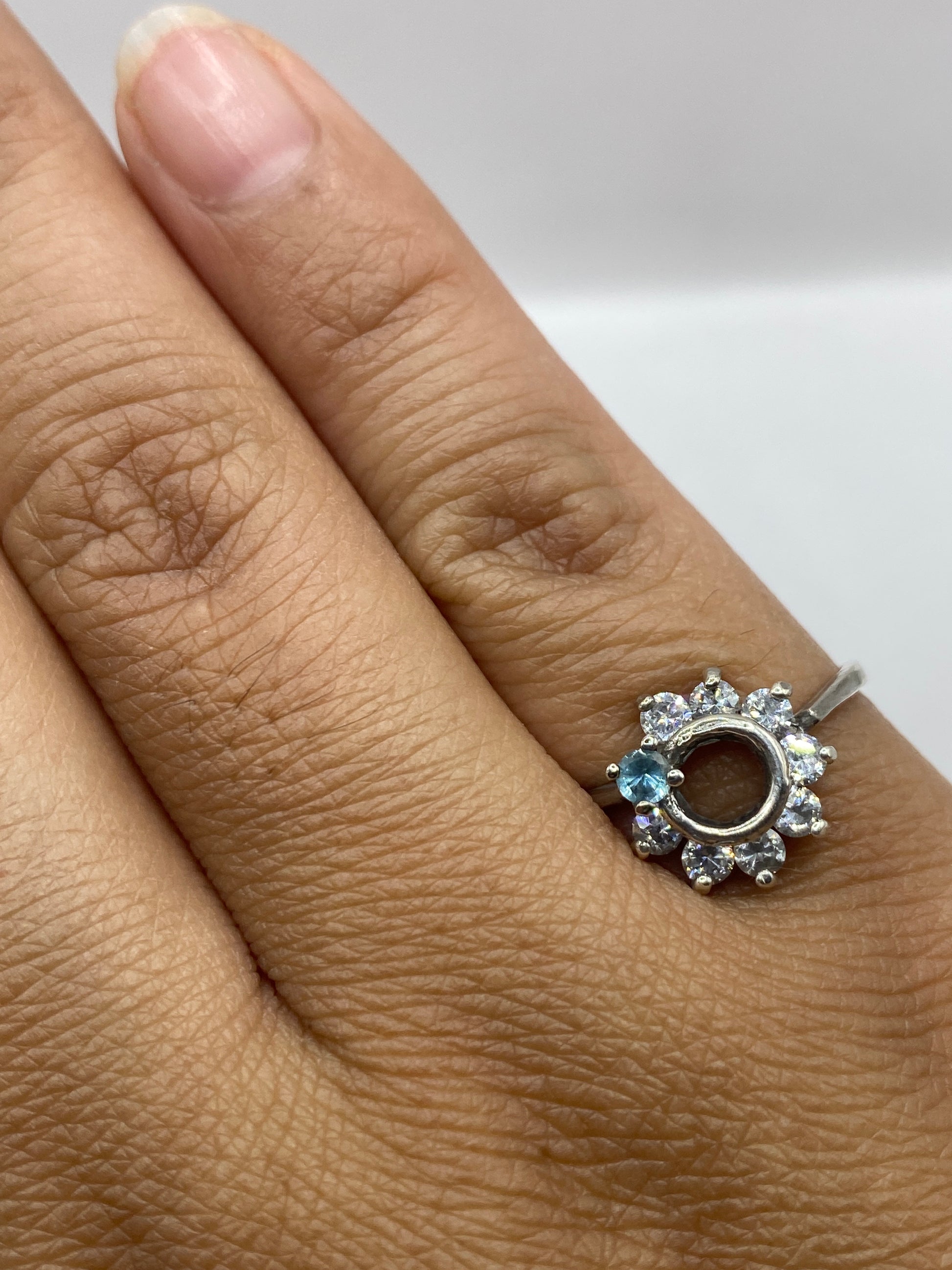 Anillo solitario en la mano mostrando el sello 925 MEXICO