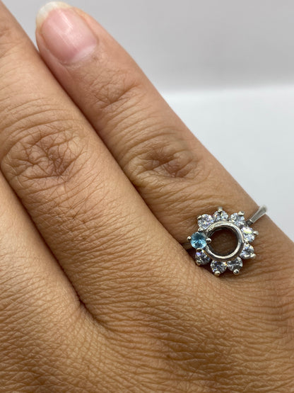 Anillo solitario en la mano mostrando el sello 925 MEXICO