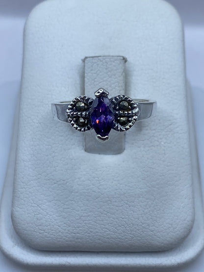 Anillo de plata solitario con circonia morada brillante en estuche blanco de joyería
