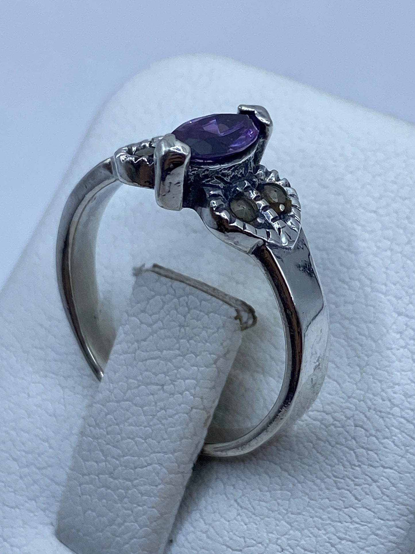 Detalle de la circonia morada engastada en plata .925 con máximo brillo