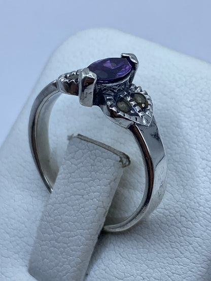 Detalle de la circonia morada engastada en plata .925 con máximo brillo