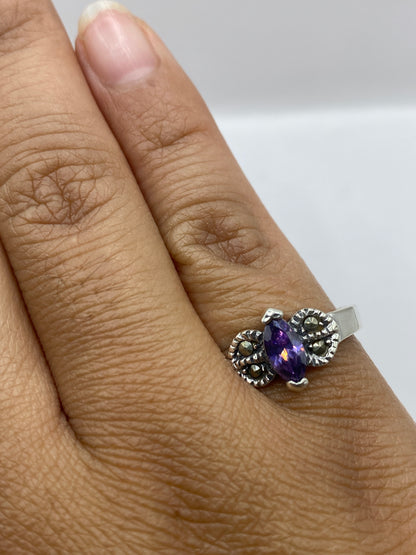 Anillo sobre piel mostrando el destello de la circonia y el sello .925 en la banda