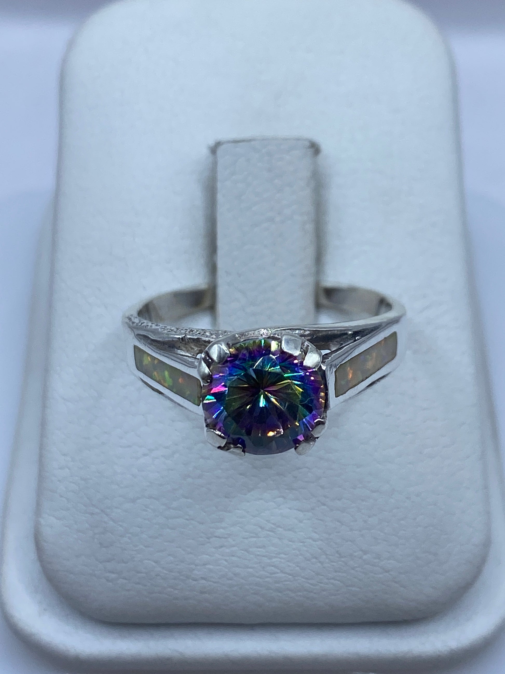 Anillo solitario de plata .950 con ópalo de fuego multicolor en estuche de terciopelo blanco