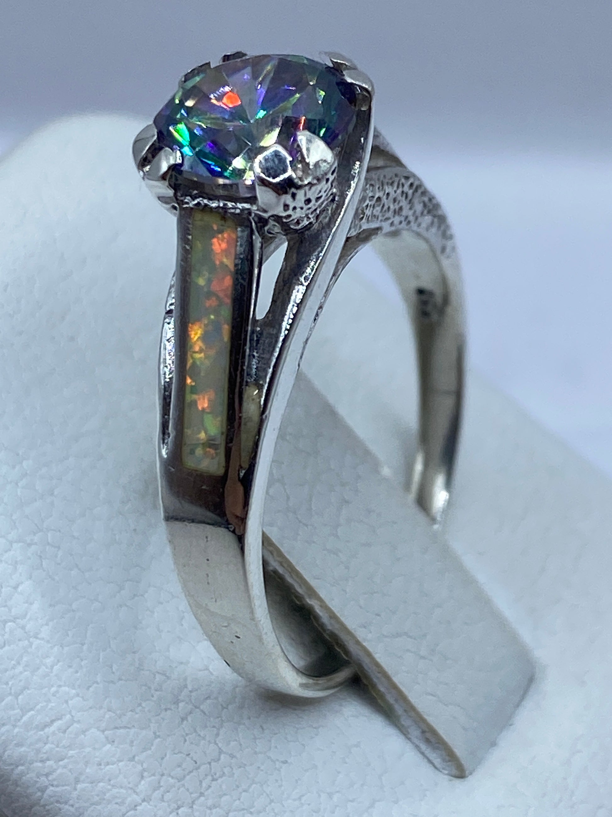 Detalle del ópalo de fuego con juego de colores rojo, verde, azul y dorado bajo luz natural