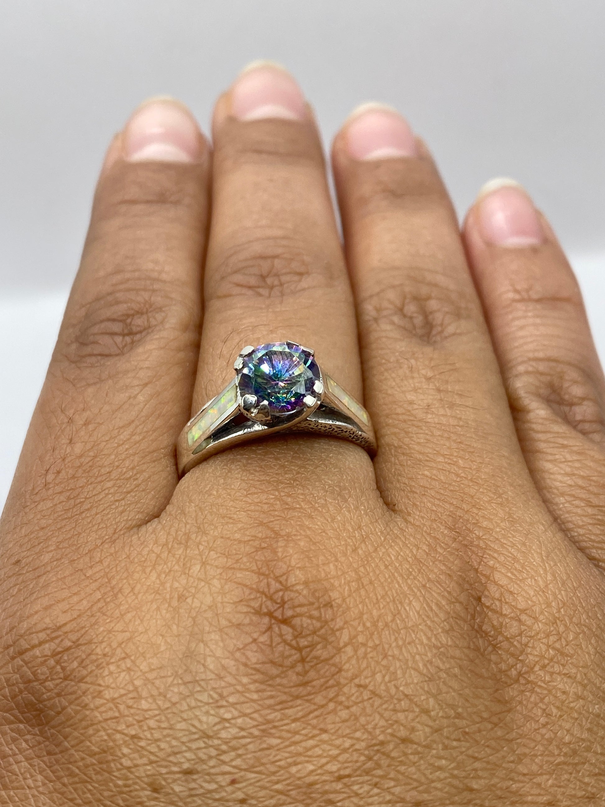 Anillo de plata .950 en la mano mostrando el sello de pureza 950 MEXICO en el interior