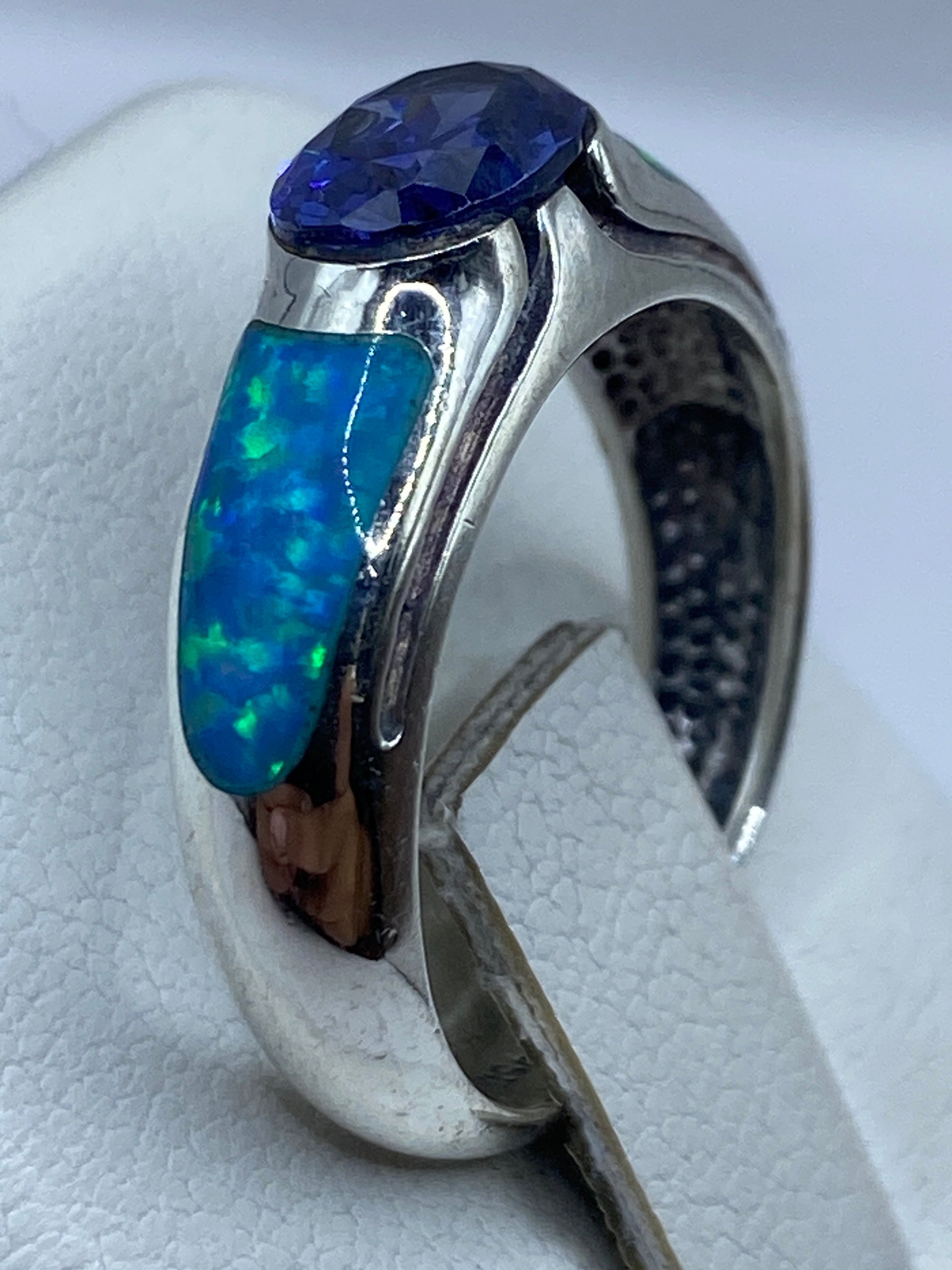 Ópalo de fuego azul con destellos verdes en el anillo de plata pura .950