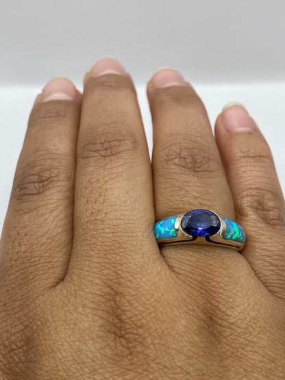 Anillo en la mano mostrando el sello 950 y la profundidad del color azul del ópalo