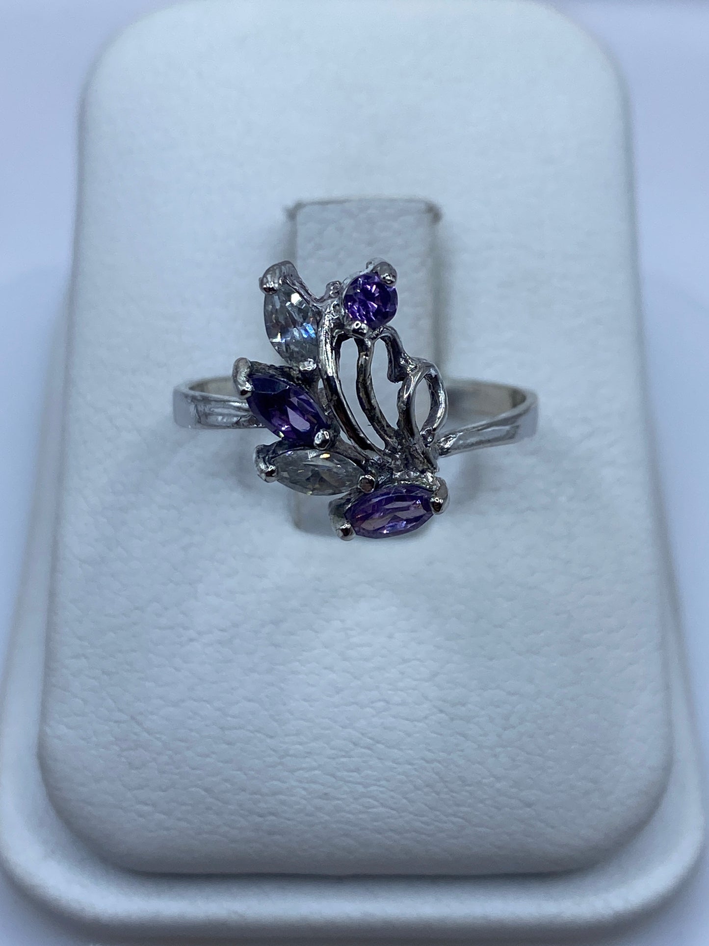 Anillo solitario de plata con circonia morada tallada en talla 8