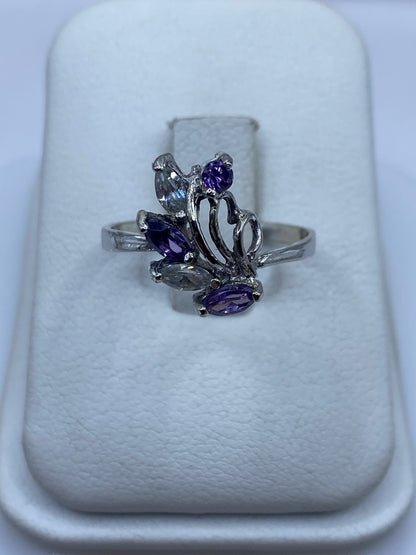 Anillo solitario de plata con circonia morada tallada en talla 8