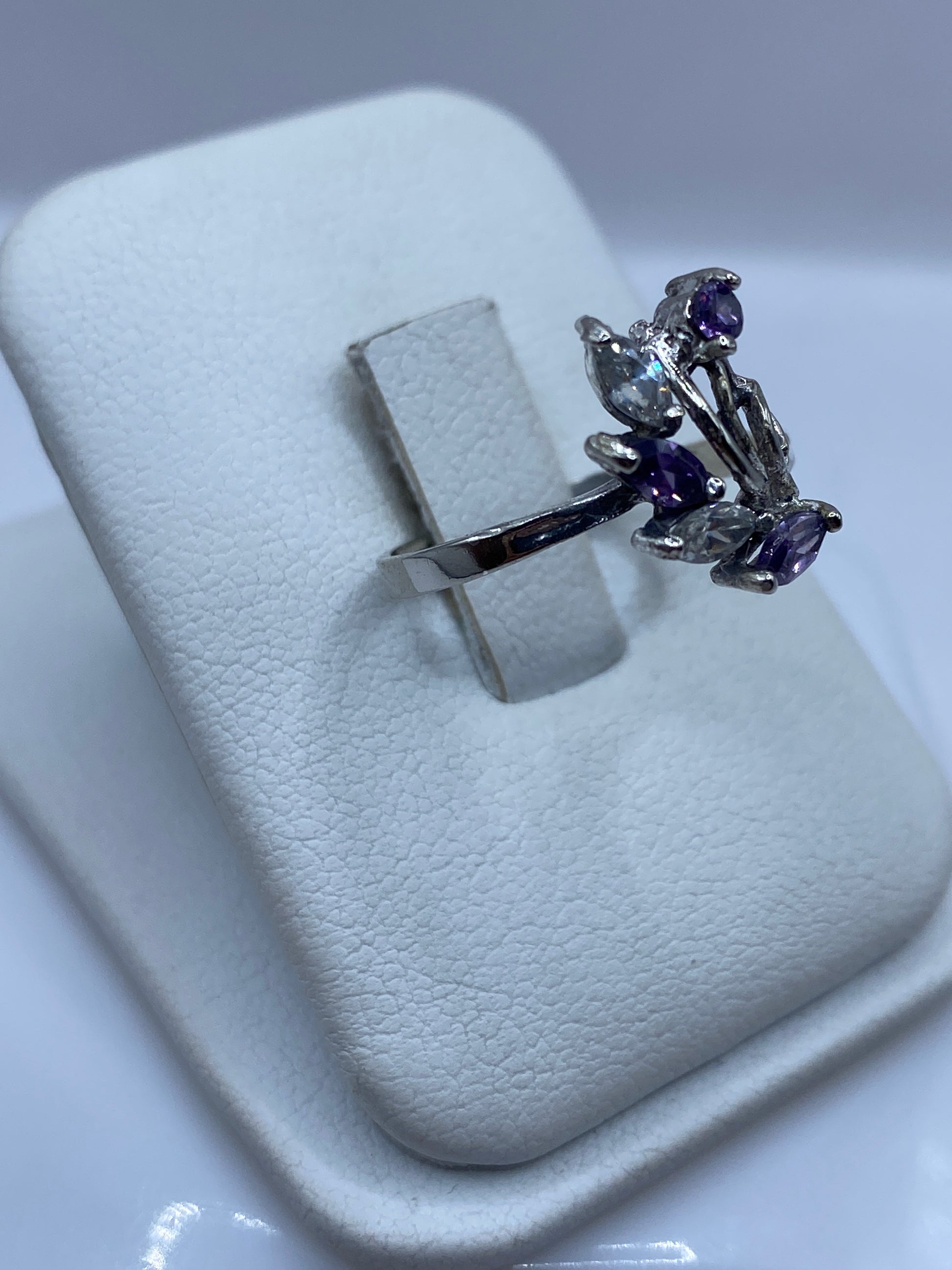Detalle lateral del anillo minimalista mostrando el brillo de la circonia