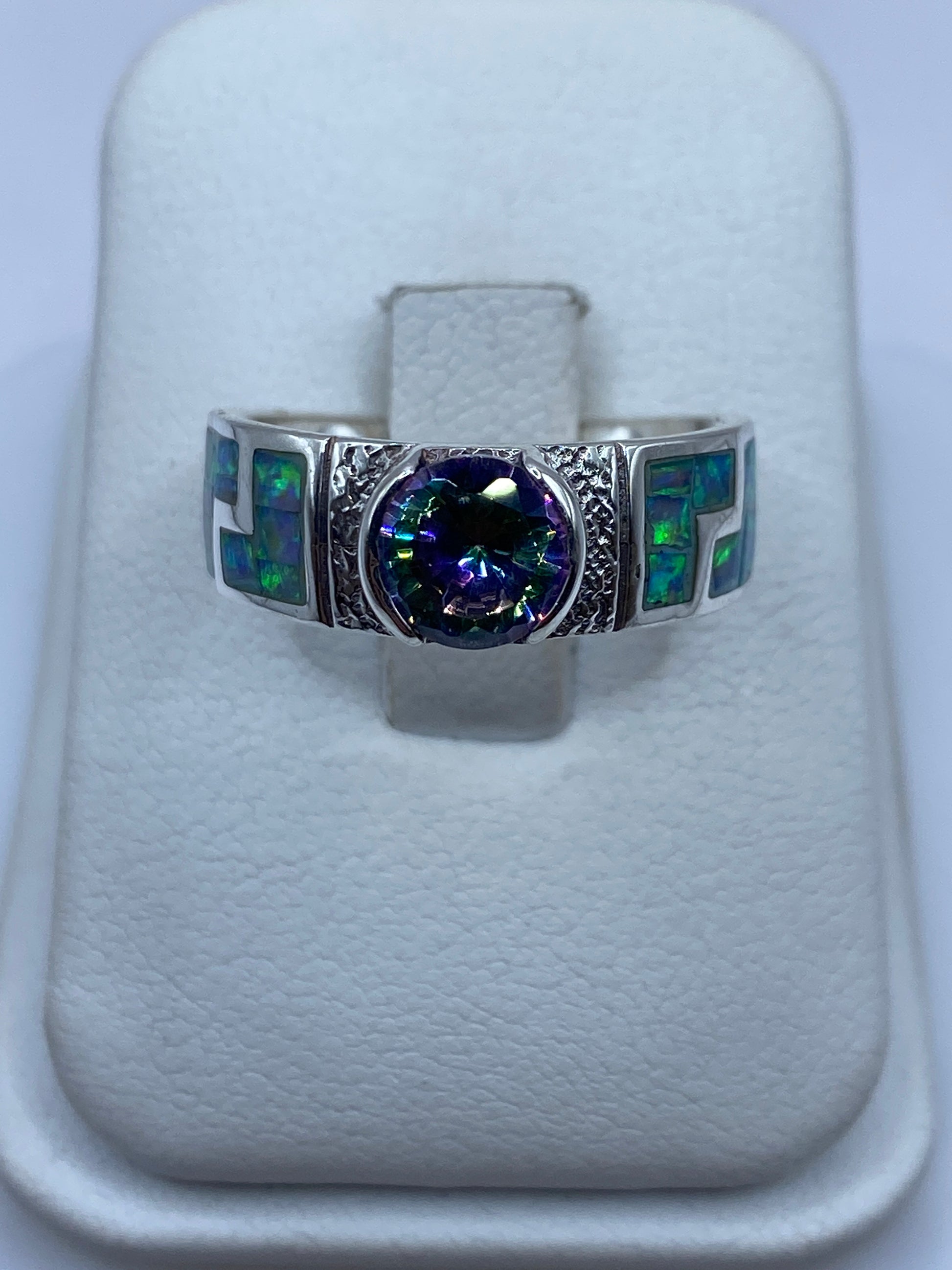 Anillo de plata .950 con ópalo de fuego multicolor en estuche blanco mostrando el sello hallmark 950