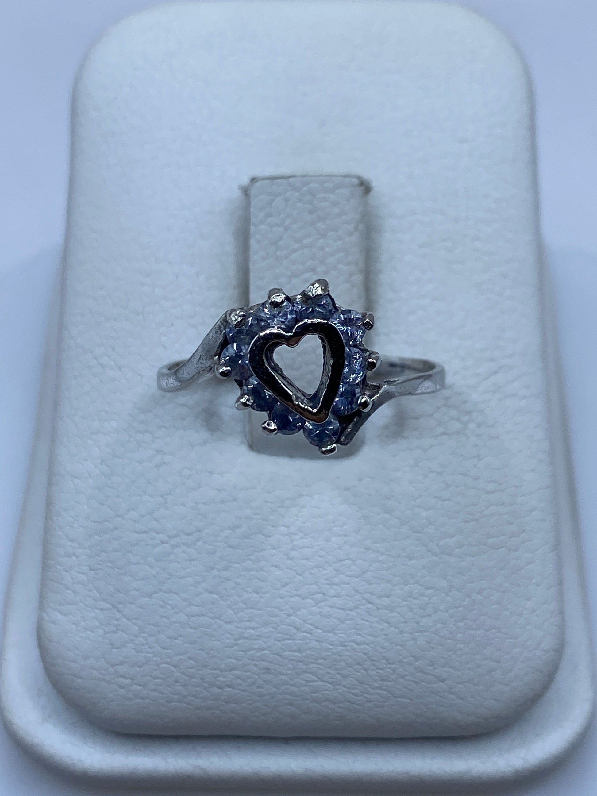 Anillo solitario de plata con circonia brillante en caja de presentación blanca