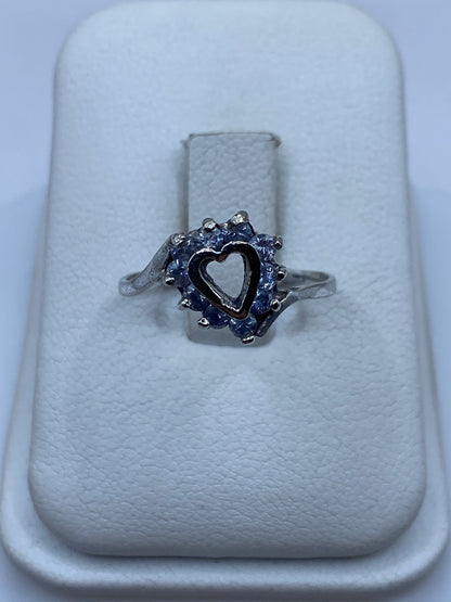 Anillo solitario de plata con circonia brillante en caja de presentación blanca
