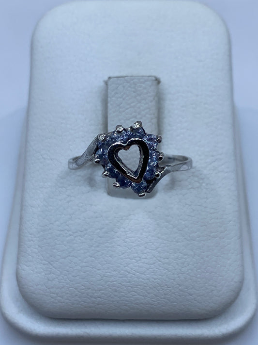 Anillo solitario de plata con circonia brillante en caja de presentación blanca
