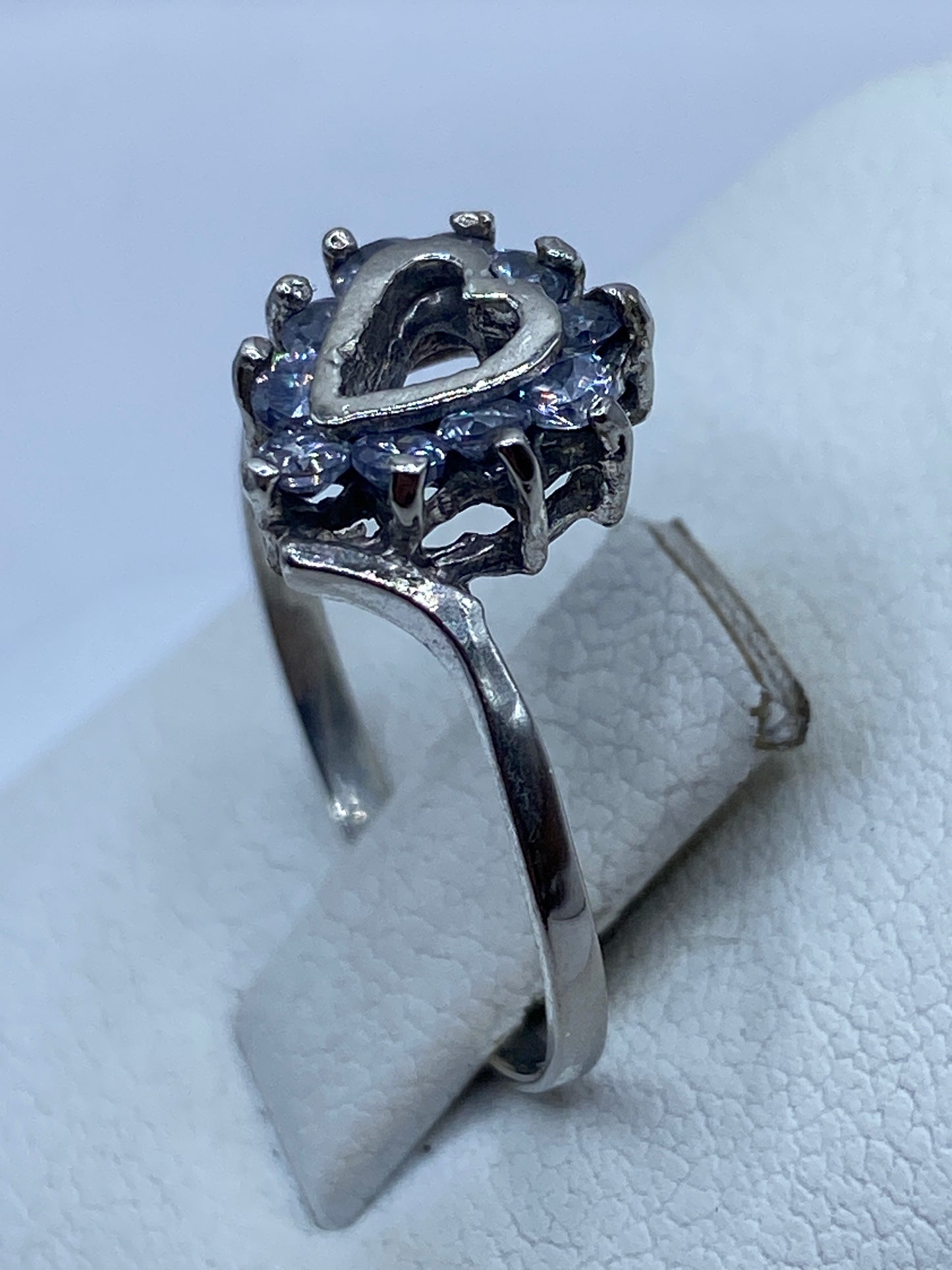 Anillo solitario en mano femenina mostrando brillo de la circonia