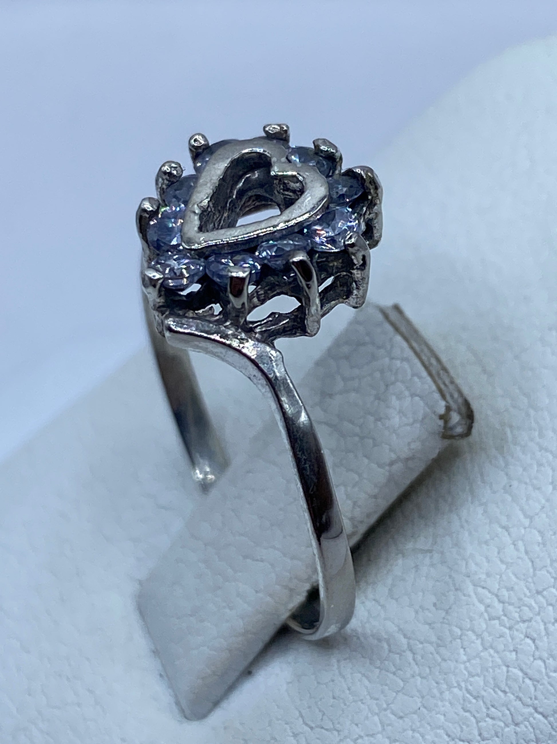 Anillo solitario en mano femenina mostrando brillo de la circonia