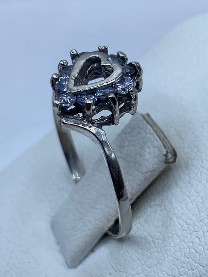 Anillo solitario en mano femenina mostrando brillo de la circonia