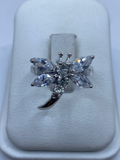 Anillo floral de plata .925 con circonia blanca en la mano de una mujer