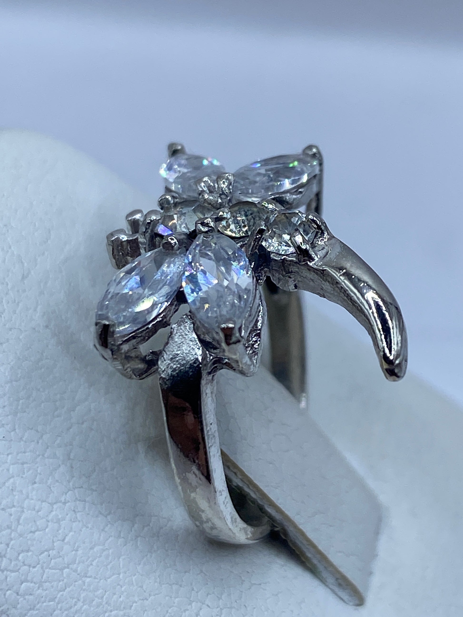 Lateral del anillo floral destacando el peso y la estructura en plata maciza