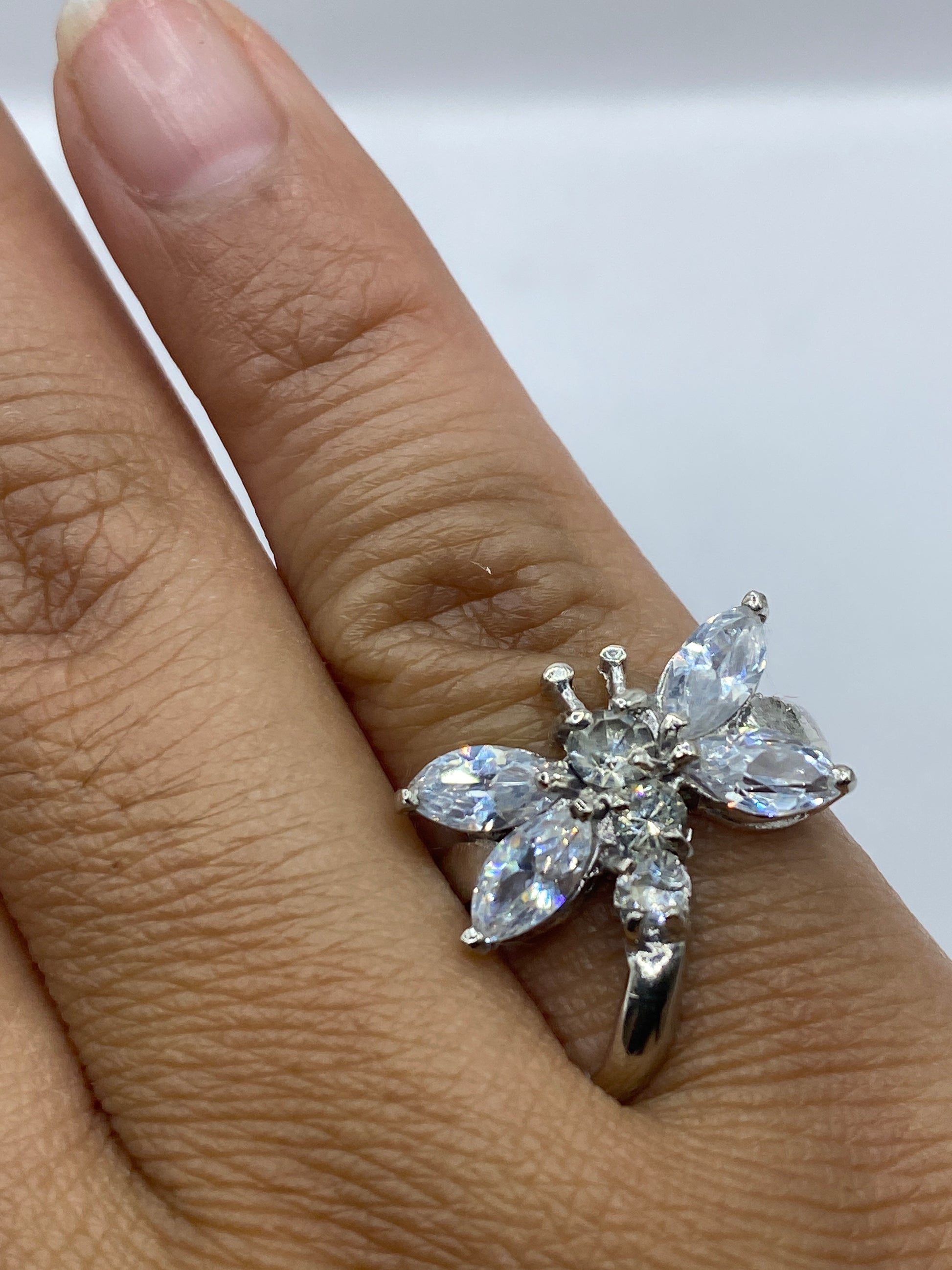 Anillo sobre fondo blanco mostrando el sello 925 en la banda