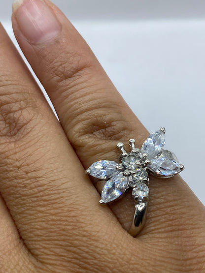 Anillo sobre fondo blanco mostrando el sello 925 en la banda