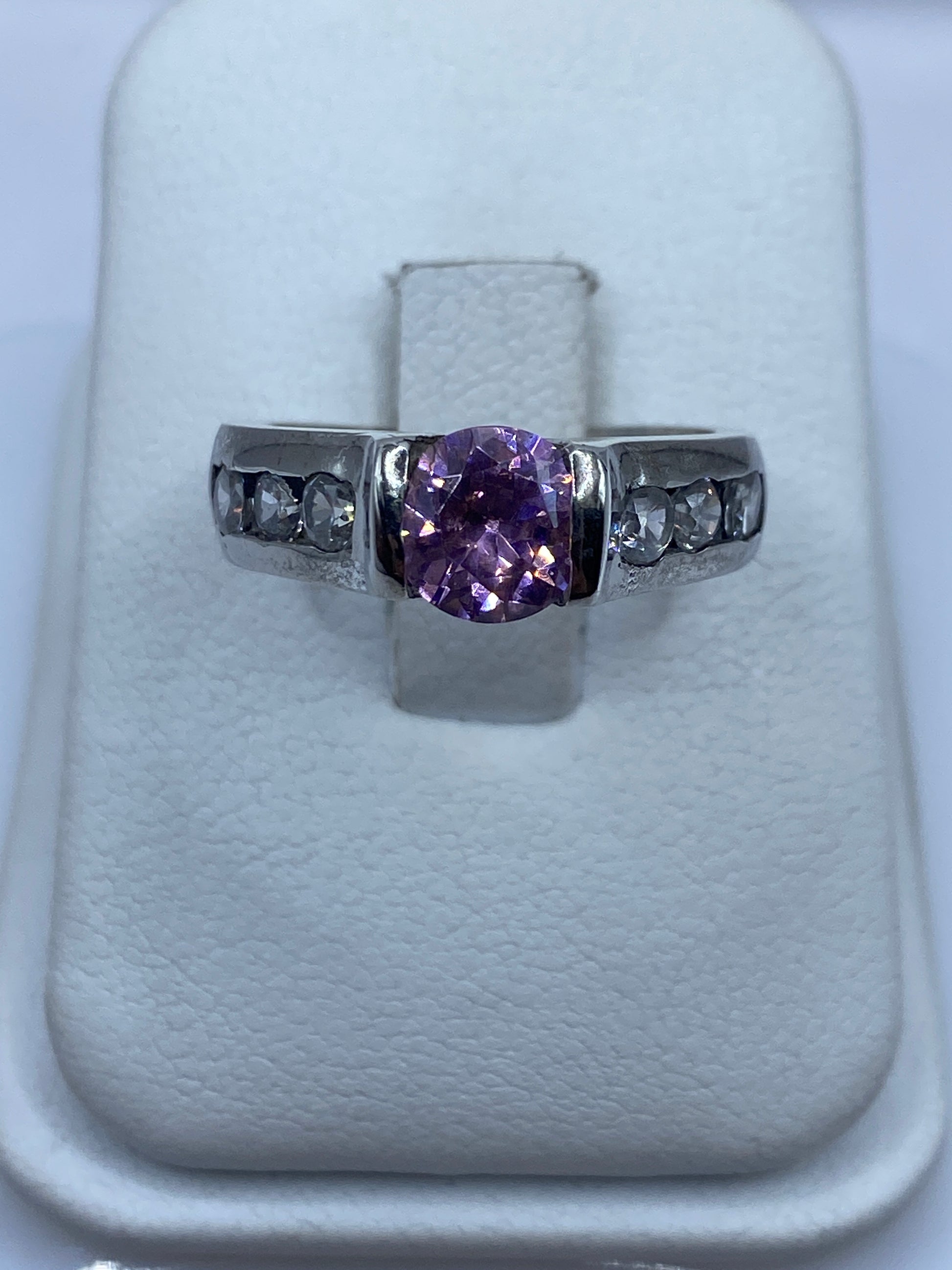 Anillo solitario de plata con circonia rosa brillante, vista frontal sobre fondo blanco