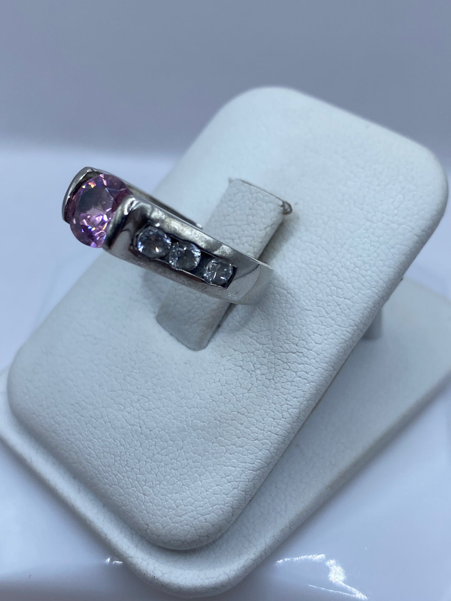 Detalle lateral del anillo mostrando el engaste a mano y la banda estructurada en plata .925