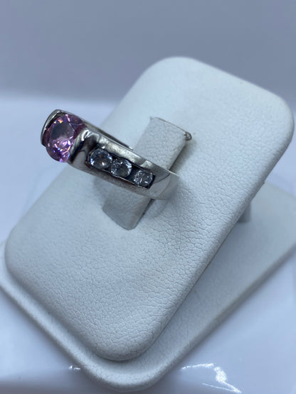 Detalle lateral del anillo mostrando el engaste a mano y la banda estructurada en plata .925