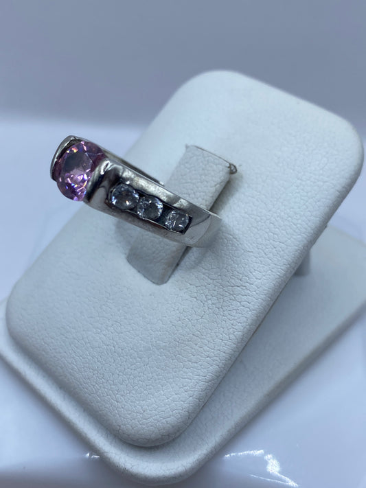 Detalle lateral del anillo mostrando el engaste a mano y la banda estructurada en plata .925