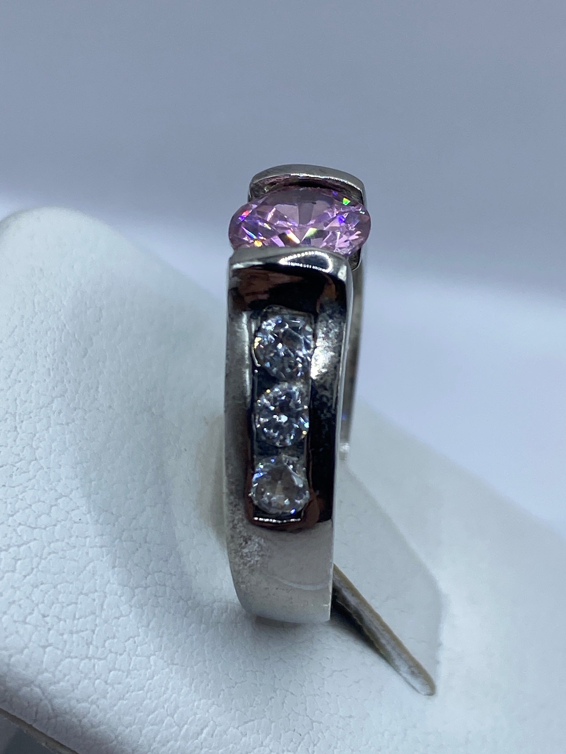 Anillo solitario rosa en la mano de una mujer, mostrando el brillo de la circonia
