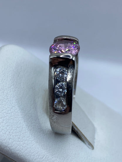 Anillo solitario rosa en la mano de una mujer, mostrando el brillo de la circonia