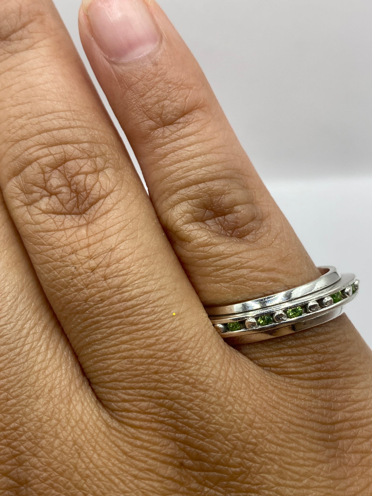 Anillo eslabonado sobre fondo blanco mostrando el sello 925 MEXICO