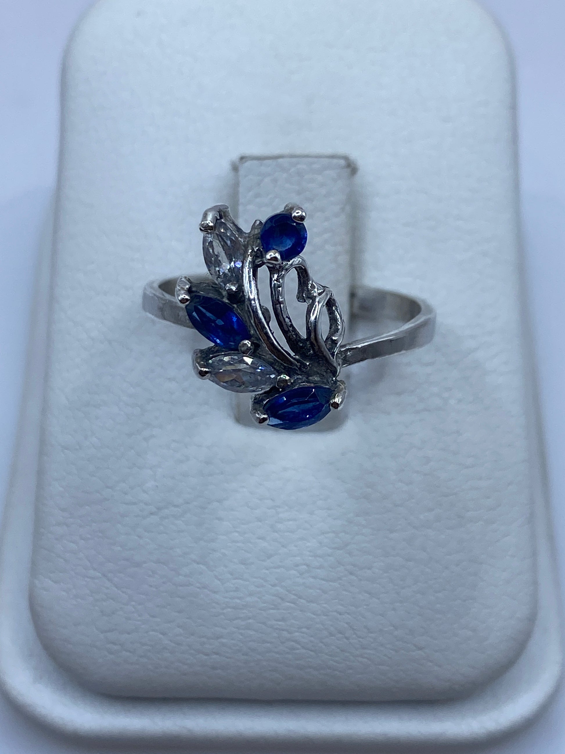 Anillo de plata solitario con circonia azul brillante en estuche blanco