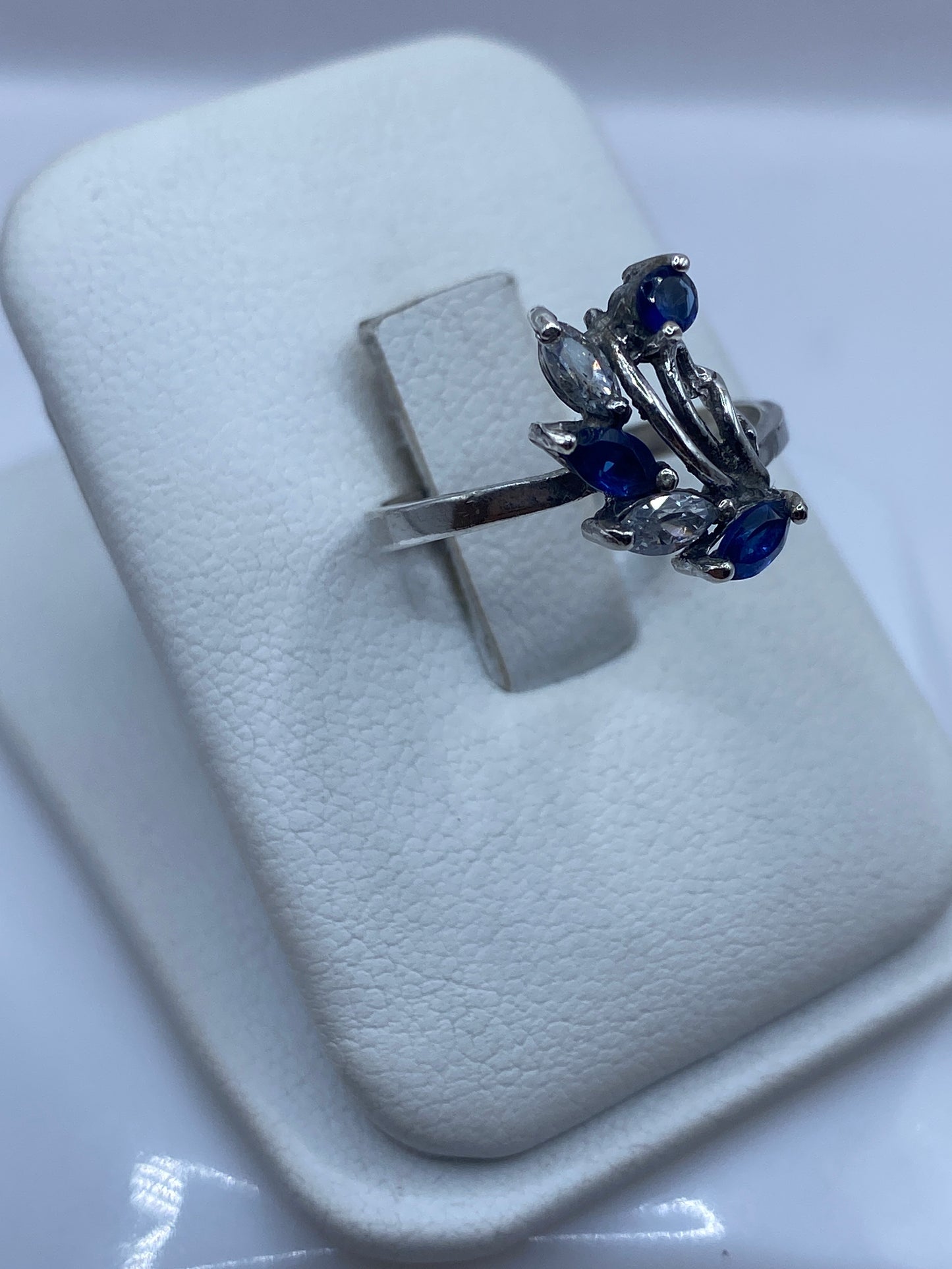 Detalle del engaste de circonia azul en plata .925 desde arriba