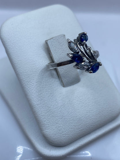 Detalle del engaste de circonia azul en plata .925 desde arriba