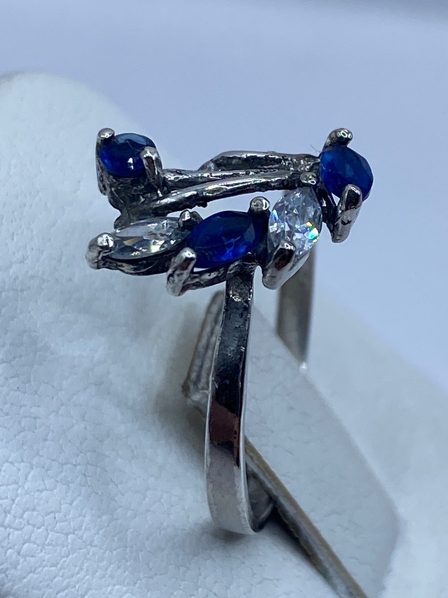 Anillo de circonia azul en la mano demostrando tamaño y brillo