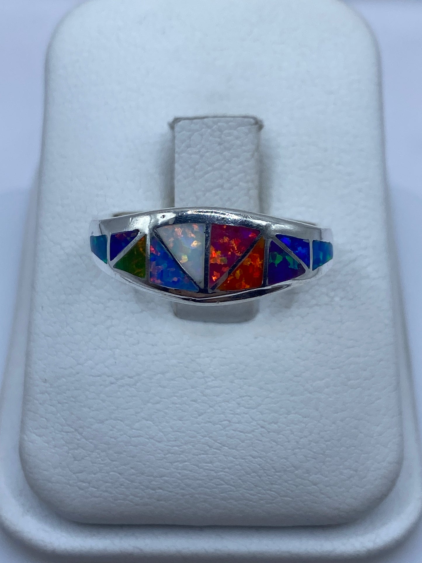 Anillo de plata .925 con ópalo de fuego multicolor en diseño geométrico triangular