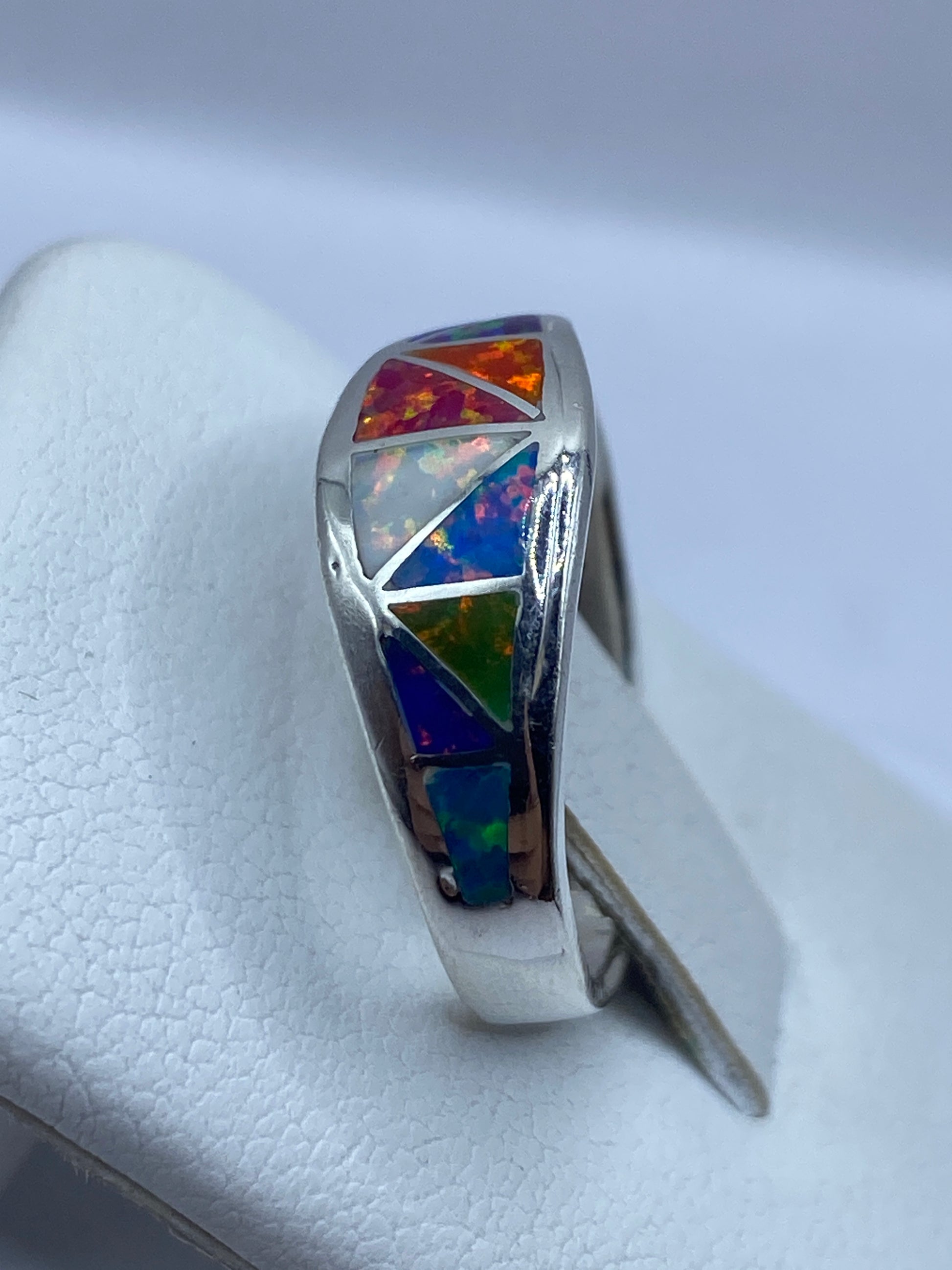 Detalle del engaste artesanal del ópalo de fuego en plata de Taxco