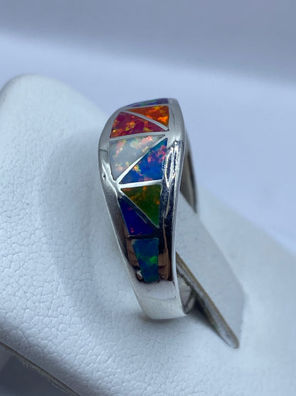 Detalle del engaste artesanal del ópalo de fuego en plata de Taxco