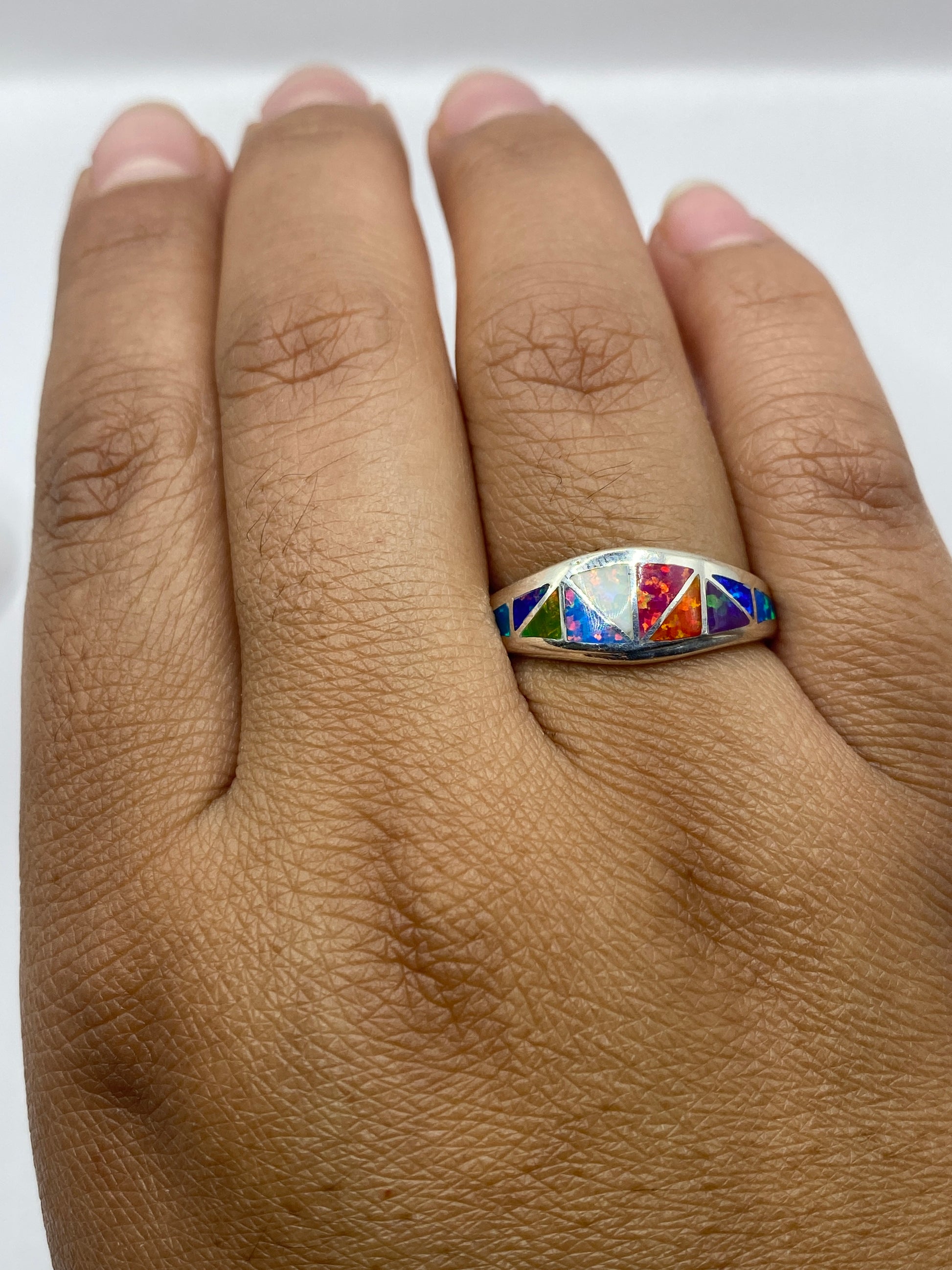 Anillo sobre fondo gris mostrando el sello .925 en la banda interior
