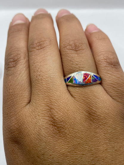 Anillo sobre fondo gris mostrando el sello .925 en la banda interior